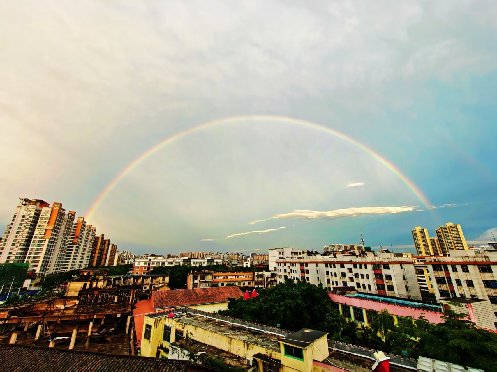 玉林彩虹玉林暴雨过后现绝美彩虹6月25日，玉林下来一场暴雨，过后到了傍晚惊现绝美