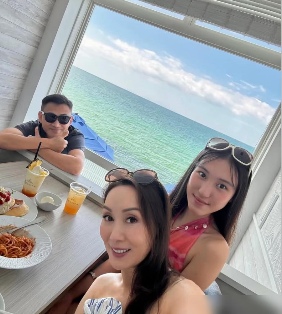 有一种基因叫林文龙专供，郭可盈的16岁女儿林天若，一张脸完美绕开妈，五官像拿尺子