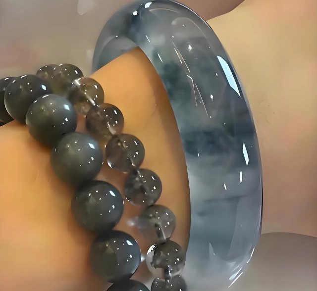 我妈戴了三年的地摊镯子，当初花15块淘来的，糙得能划玻璃。前几天她喊手腕疼，我拉