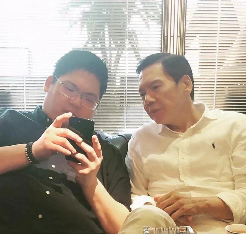 向佑与向太向华强已彻底断联向佐含泪曝弟弟现状：被父母拉黑有家难回，全靠哥哥接济。