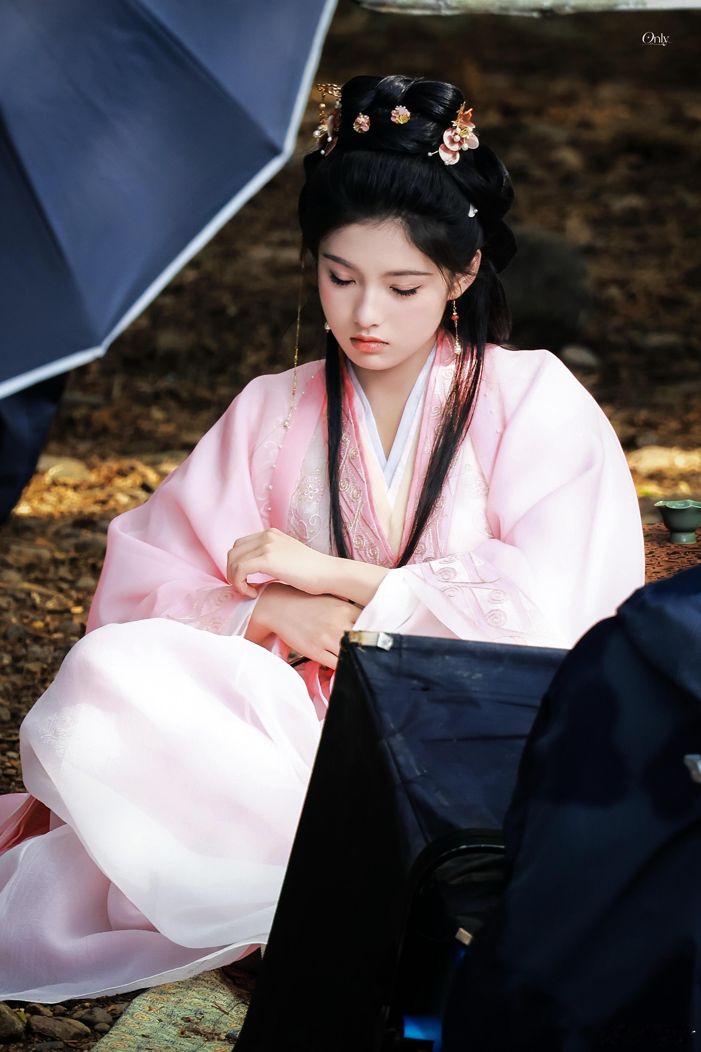 艾米剧里好灵艾米也太灵动了。而且在剧里也是美出了新高度，各种造型随意切换，这样的