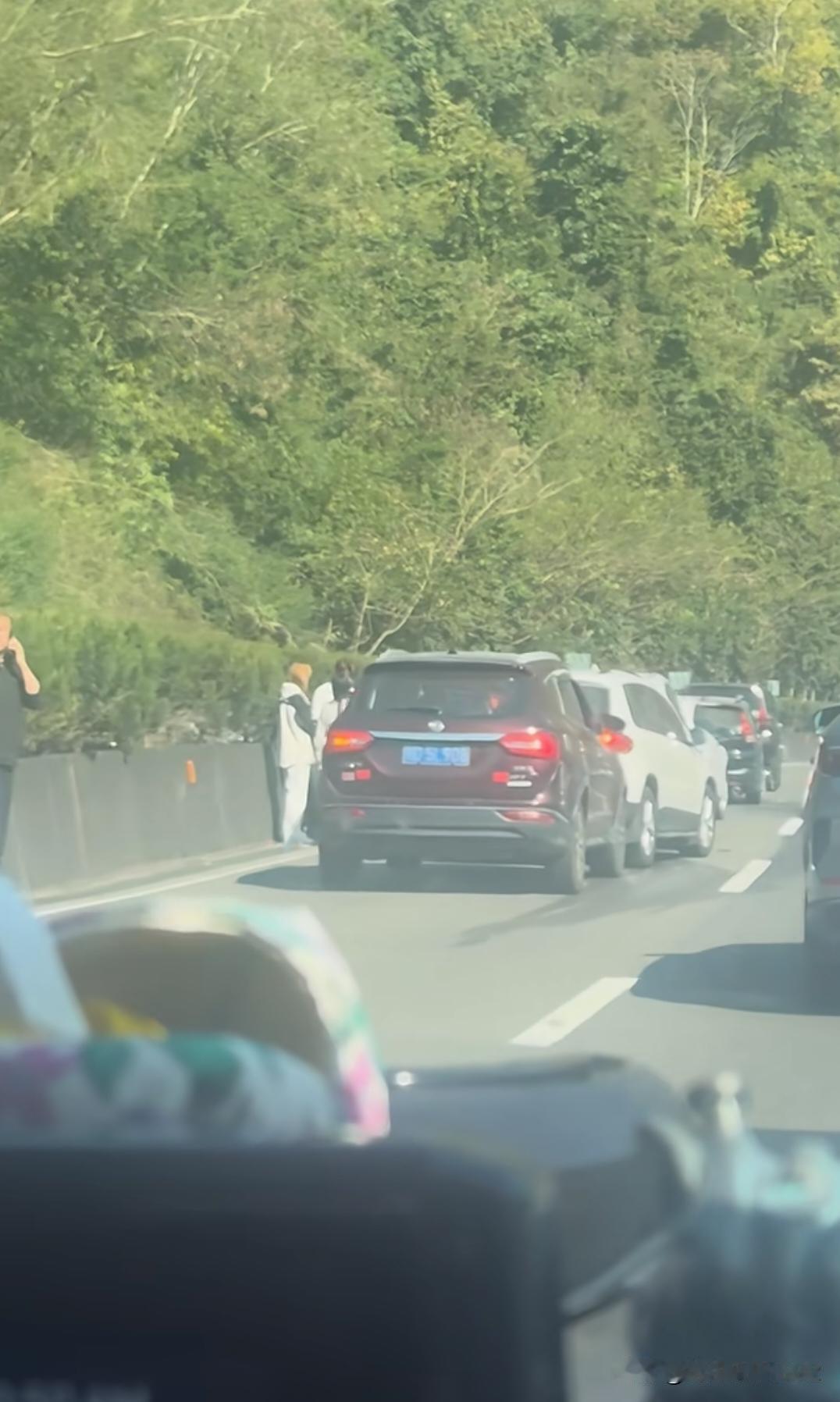 在昆磨高速开车，就是取经之路的感觉。
     这一段弯急坡陡，可以让许多自以为