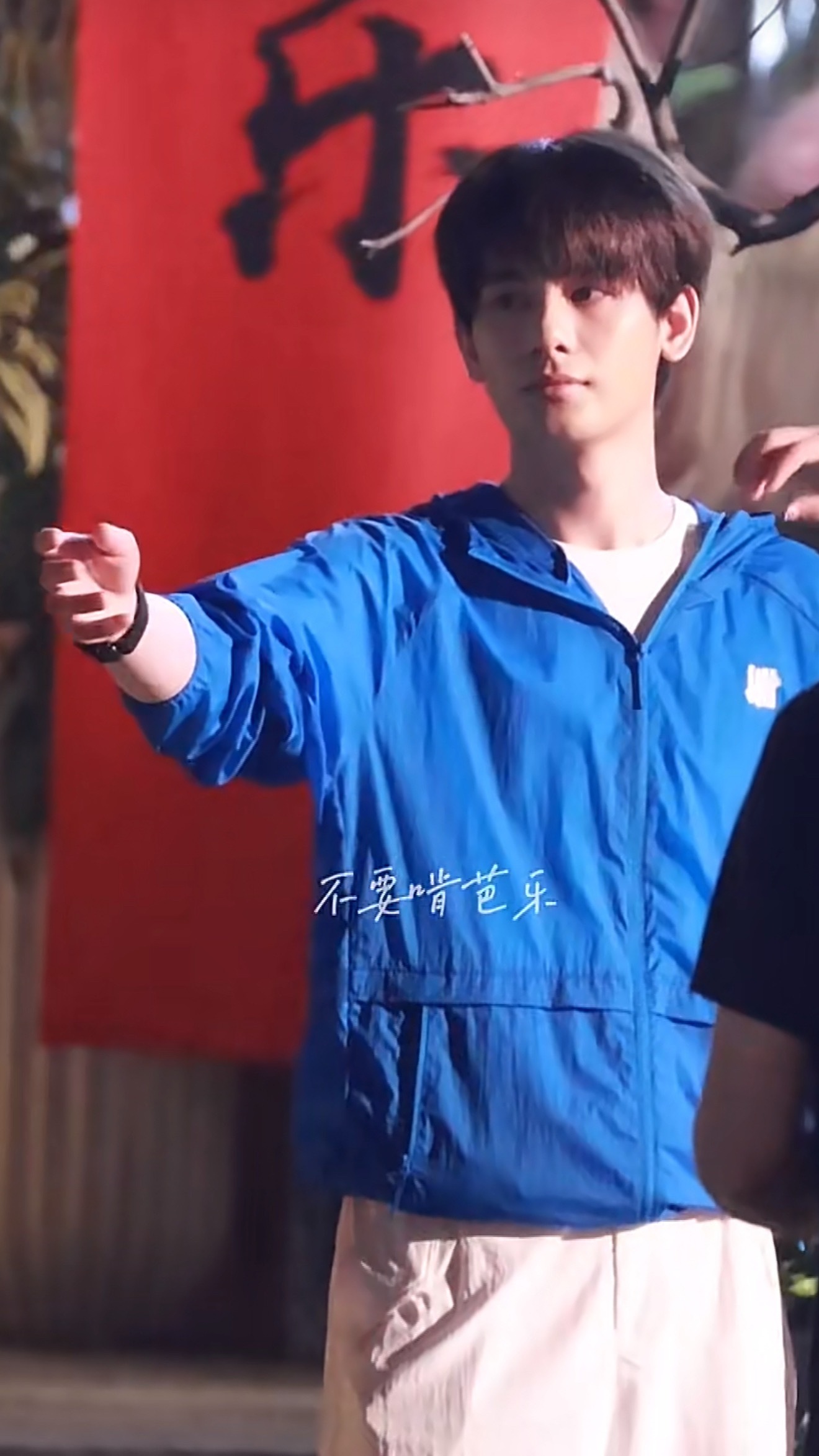 这衣服原来是五杠啊 多穿多穿😙😙💙再来一个站台活动就更好了，我们尽尽的衣柜