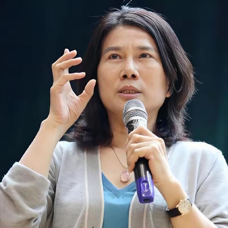 刘强东：董大姐，听说你最近又有新身份了？

董明珠：什么新身份？

刘强东：校长
