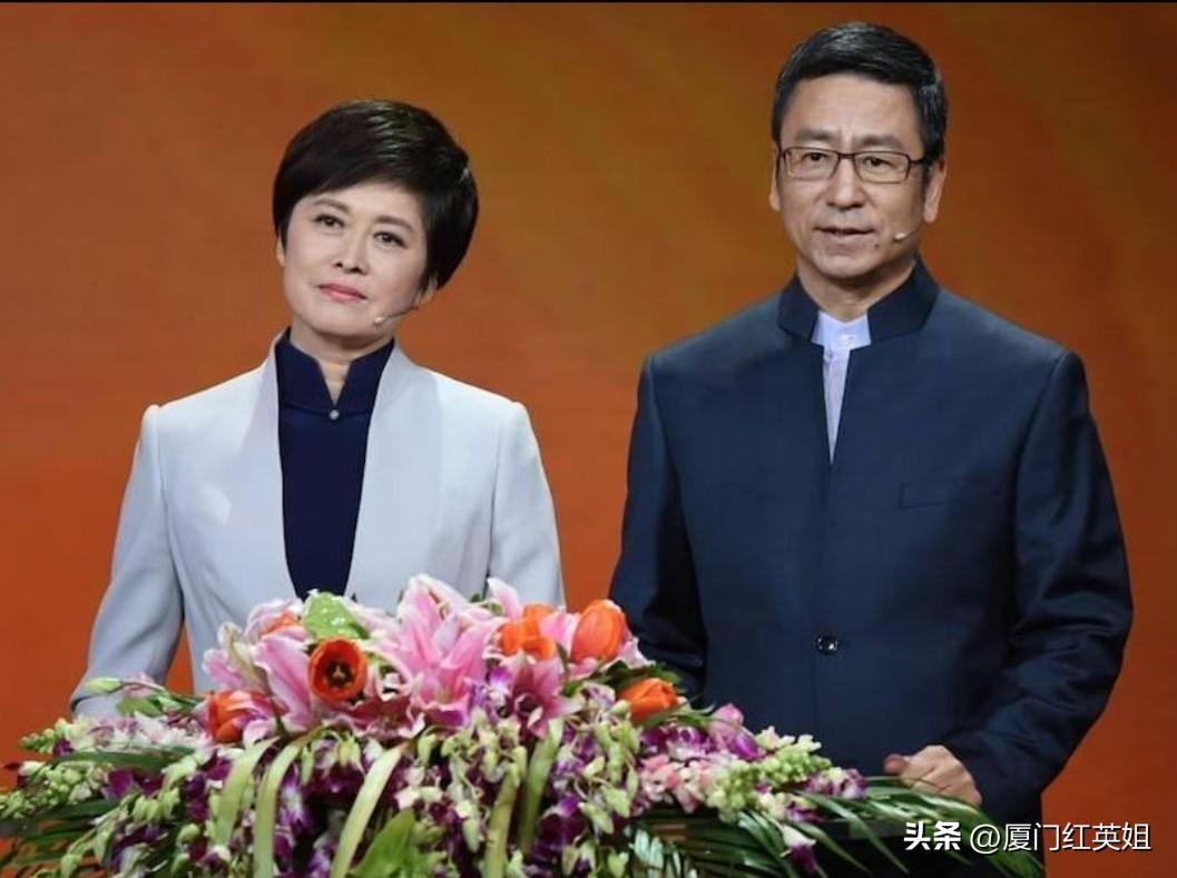 在所有名人缅怀敬一丹老师的文里，让人特别感怀的是与之同行30年的老搭档白岩松的追
