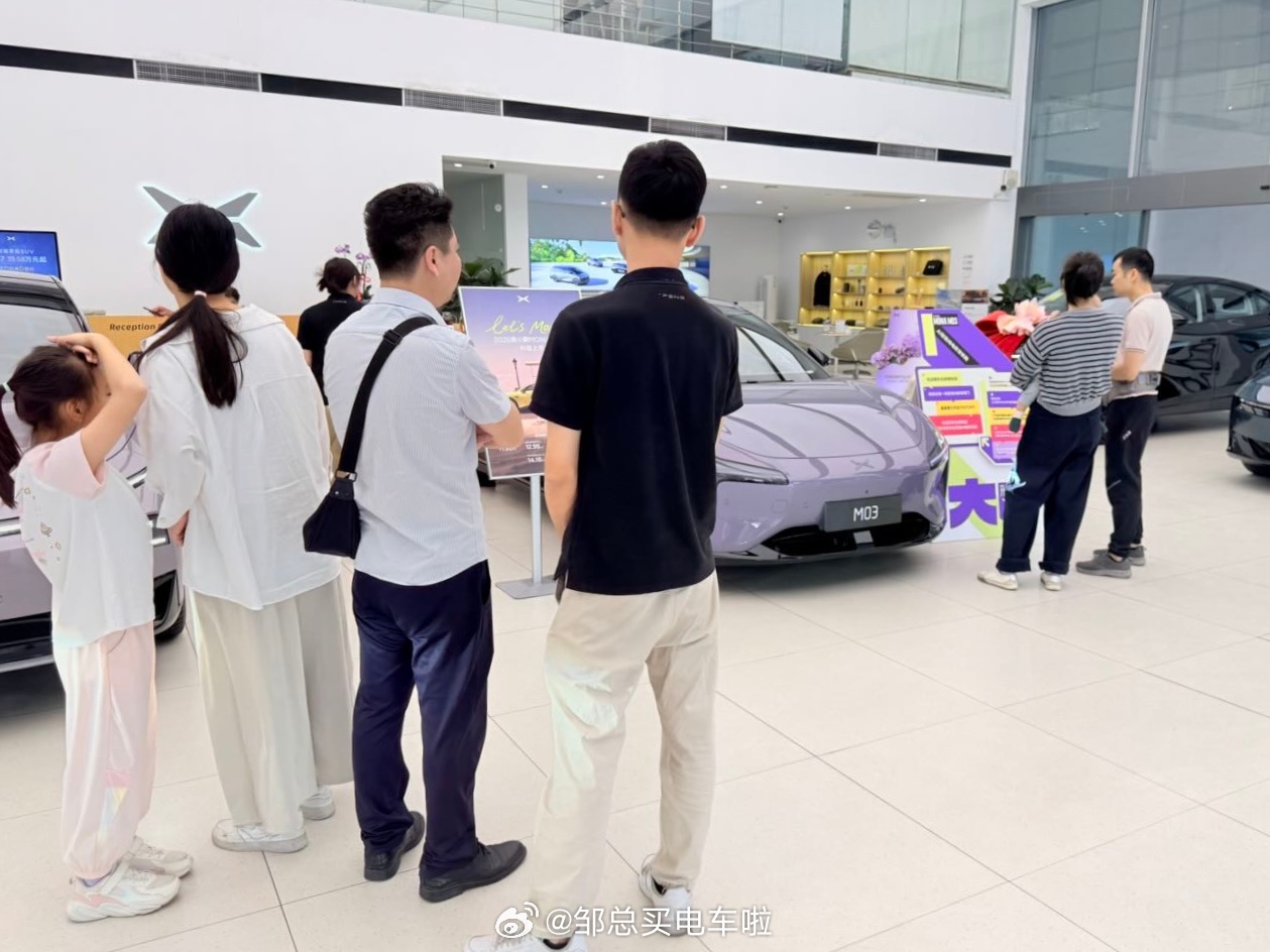 2026款小鹏MONA M03上市后首个周末， 年轻人挤爆小鹏门店看新MONA 