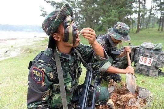 近期，我军“超级战士”照片在国外刷屏了！照片里的战士被网友称作“超级战士”“六边