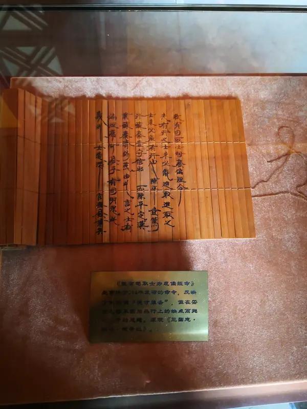 秦始皇被称作“千古一帝”，那他算民族英雄吗？我觉得算。秦始皇统一六国，结束了长期