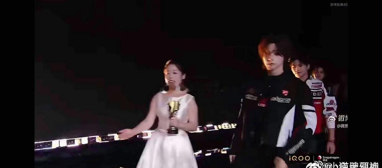 他以一颗平常心去看待每一次成就，用心守护每一段成长时光，无言中书写着教育的伟大。