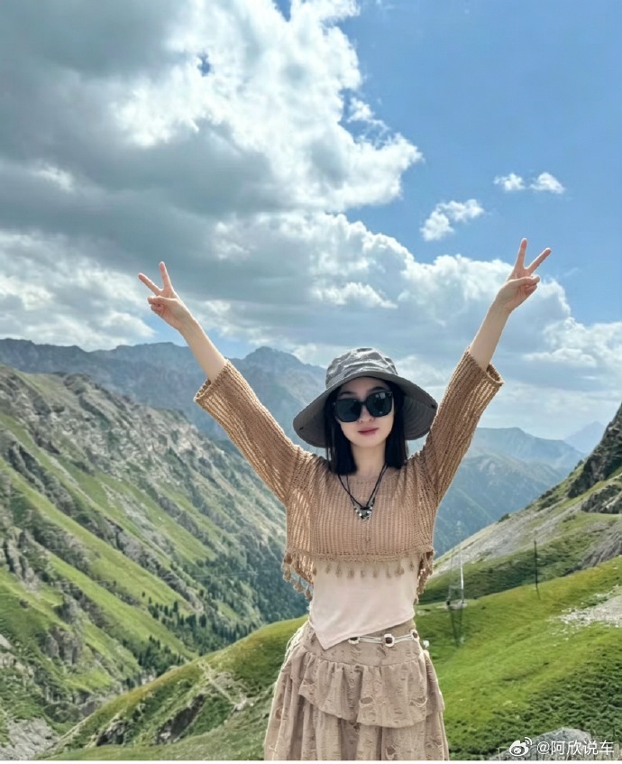旅游新疆旅游 站在山巅张开手臂的那一刻，风好像把我从钢筋水泥的城市里，完完整整接