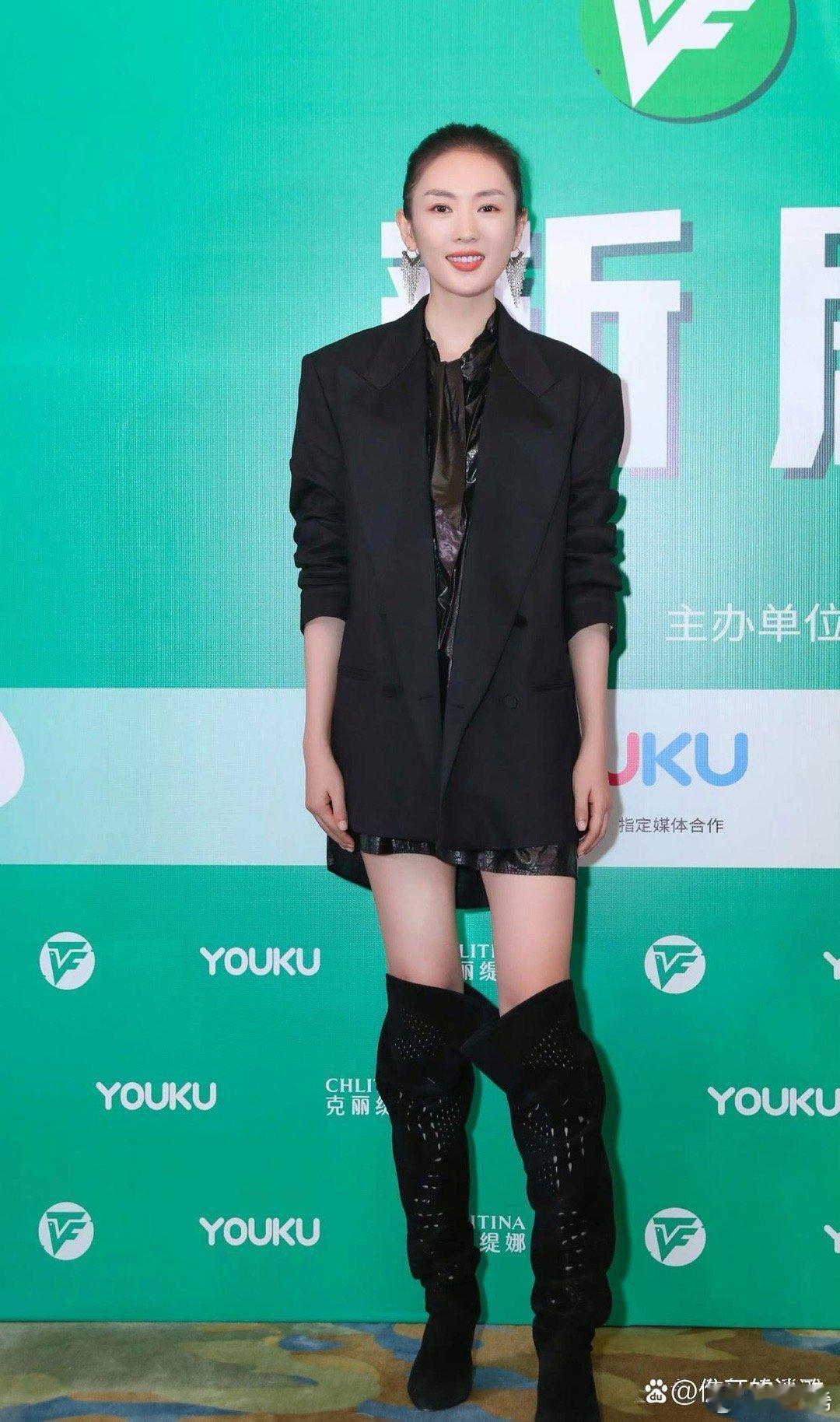 身穿长靴的童瑶，又美又飒，稳定C位 ​​​