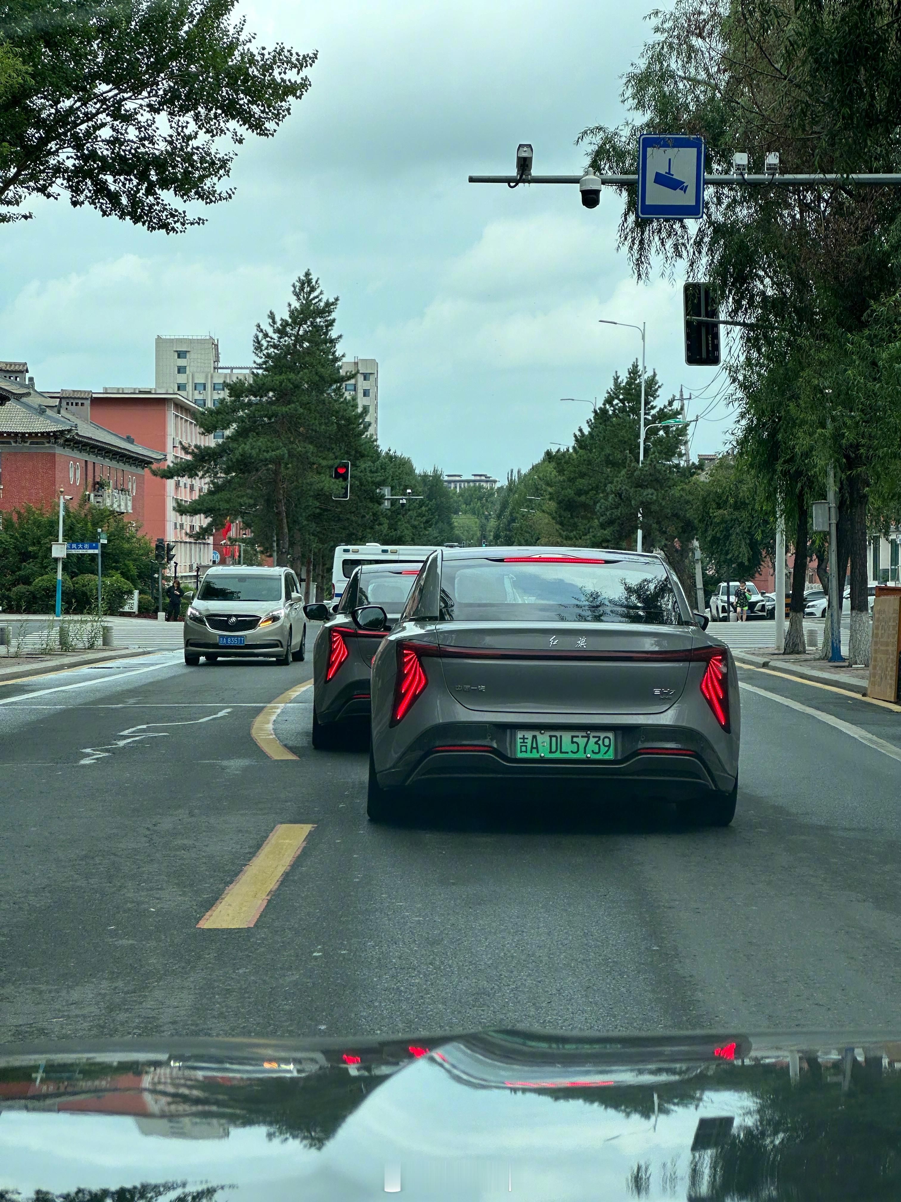 我不说，谁知道前面两台车里坐着 和 ？ 哈哈 ​​​