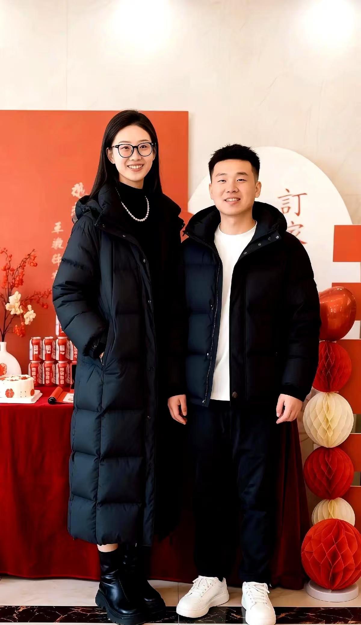 昨天微博热搜炸了，一对学霸情侣火了。女方北大生命科学博士，男方哈工大机器人博士，