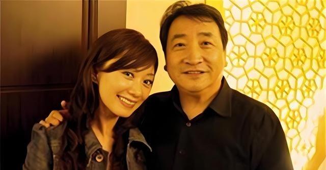 75岁姜昆晚年生活曝光，与46岁单身女儿相伴，平淡日子满是温情！
姜昆一九五零年