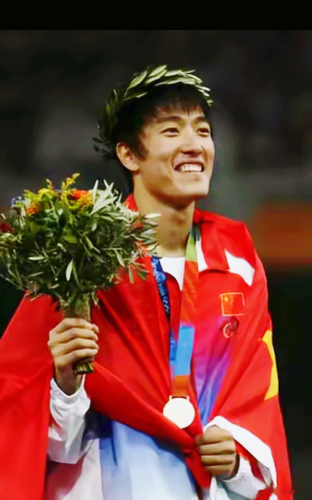 张继科说刘翔是国家英雄👍运动员为国争光，取得辉煌成绩，都值得敬佩。而且飞人还打