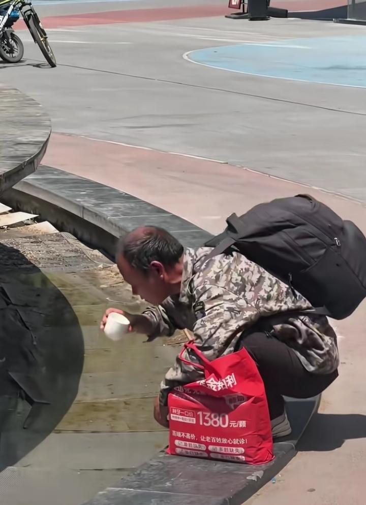 按照张教授的说法，这个大叔也是是国家的主人，完全可以去机关办公室或者政府办公室喝