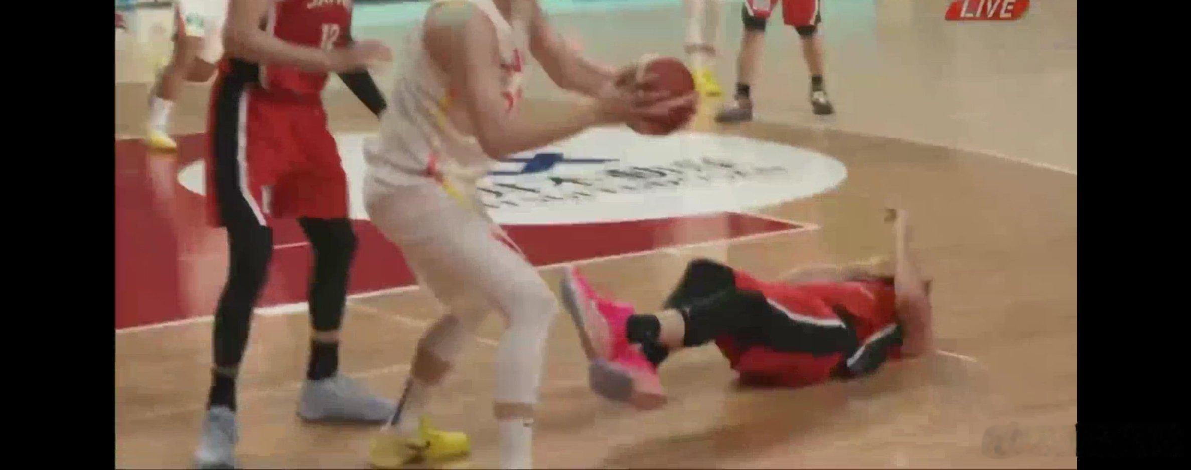 吊着个哨子胡吹在那。中国男篮战胜日本男篮中国男篮vs日本男篮