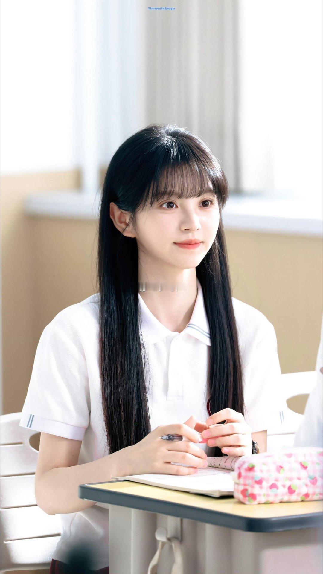 田曦薇没刘海差点认不出来 没刘海的田曦薇确实和平时感觉不太一样，但五官还是很能打