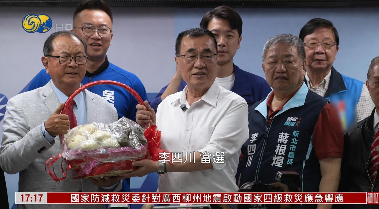 郑丽文出席团结大会 为李四川站台！
5月21日，国民党“立委”郑丽文现身团结造势