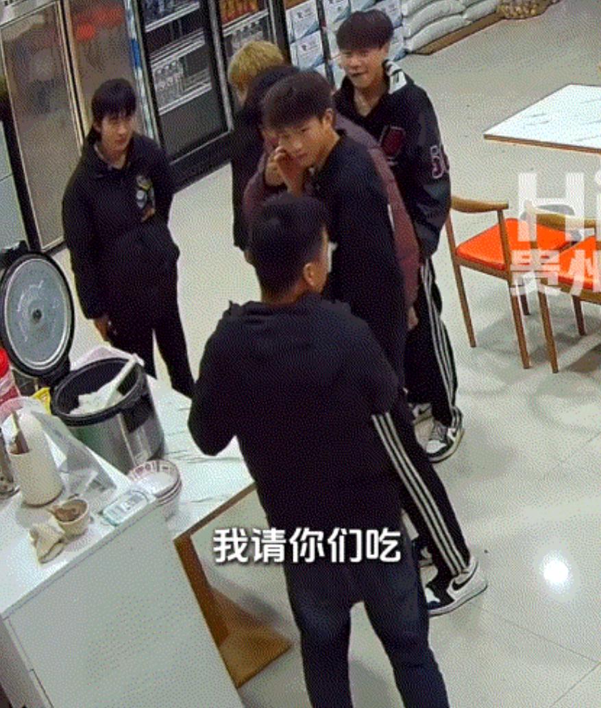 贵州黔南，五个年轻小伙凌晨走进了一餐馆，老板见小伙们顾虑重重的样子，便主动上前迎