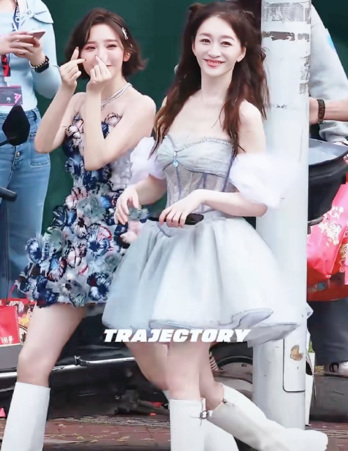 李小冉唐艺昕一公造型甜美与优雅并存，一公造型太吸粉，心愿便利贴舞台必看。乘风20