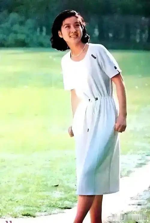 谁还记得，当年在挂历上见过的这张照片？笑起来眼里有光的她，后来成了陪伴我们长大的