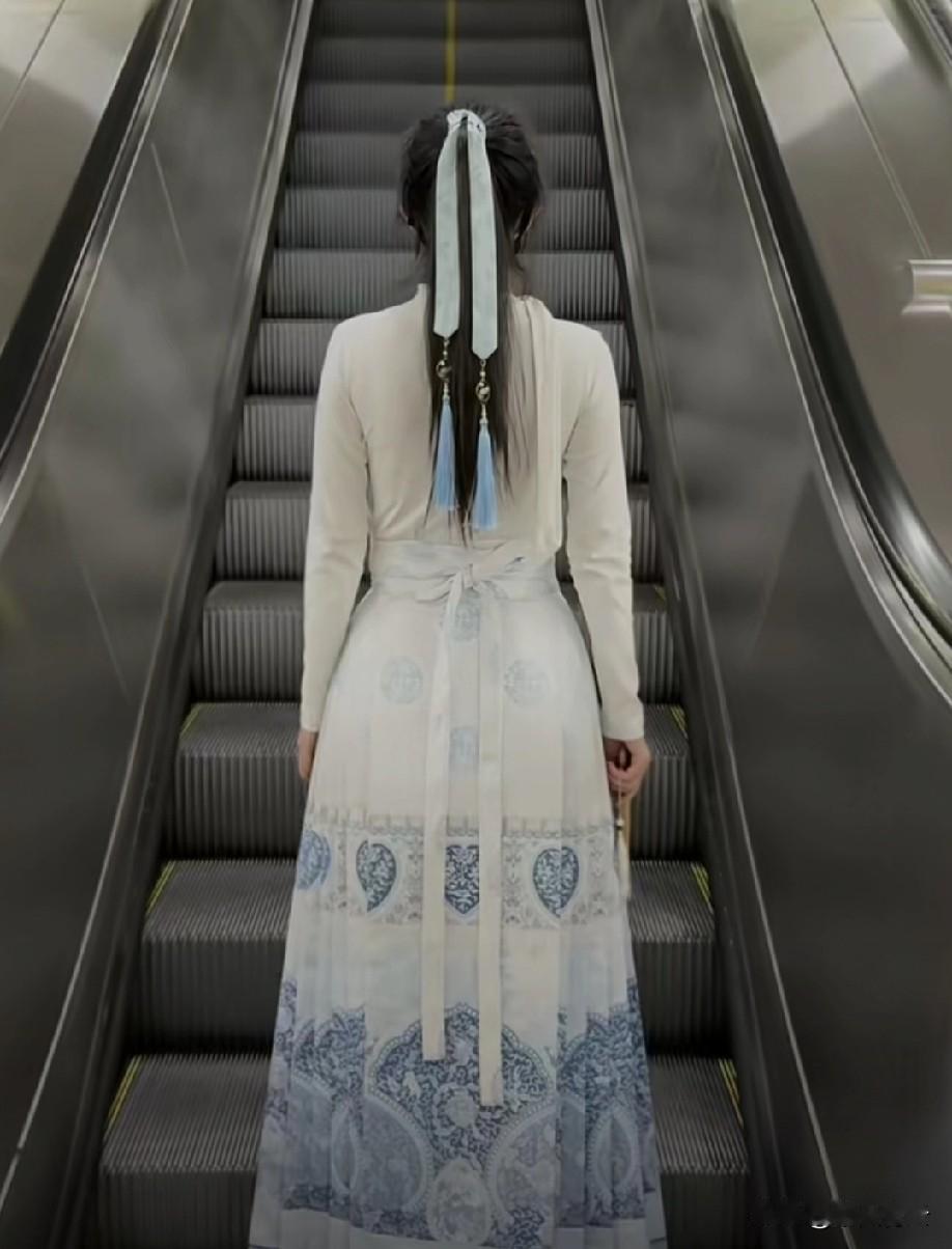 人到中年，慢慢懂得，人生最好的状态，是心简单、人安静、事看淡。

不纠结过往，不