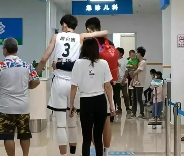 离队！曾凡博、贺希宁、余嘉豪！
最可惜的是曾凡博，他腰伤一直没好！
当然现在中国