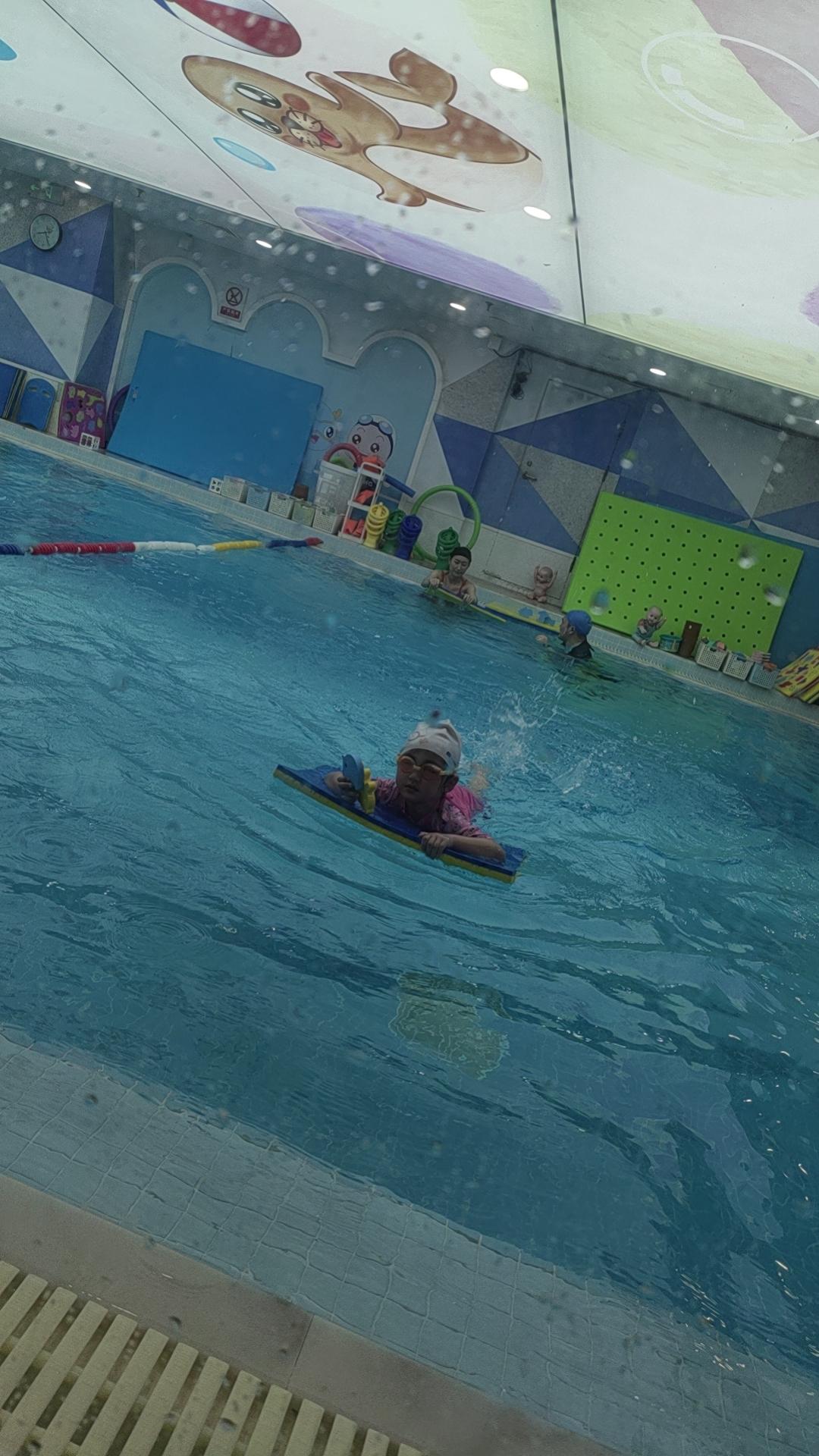 晒图笔记大赛现在又到了小朋友游泳时间，游泳池里家长，老师，孩子们，在游泳池里享受