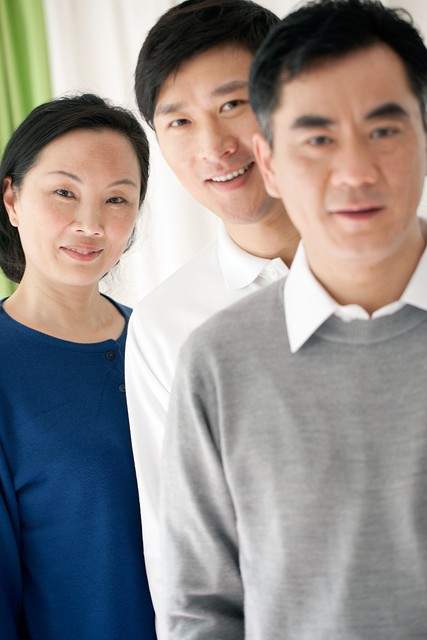 黄晓明和黄明昊是亲属吗？