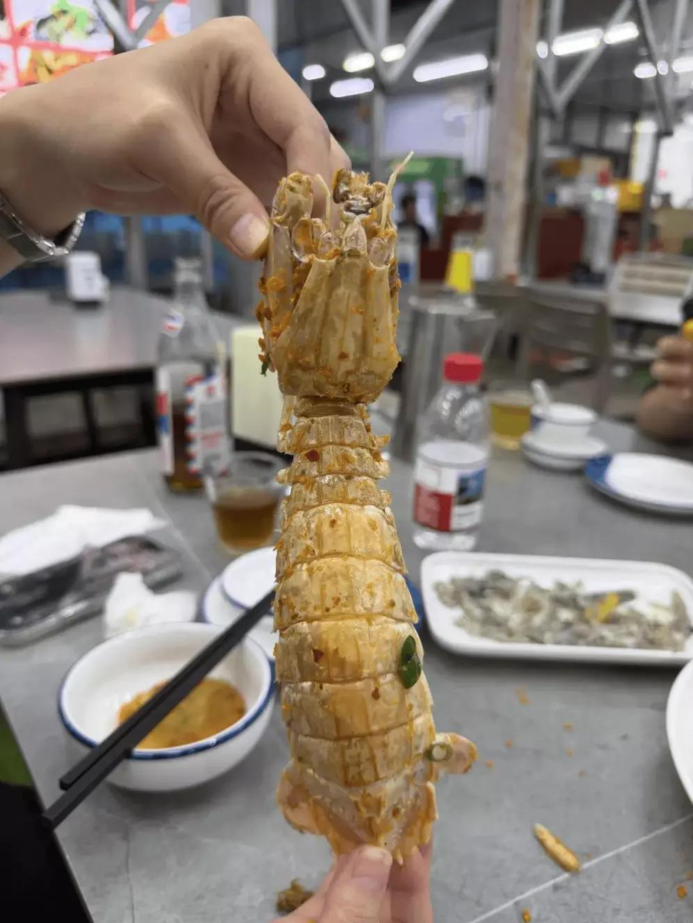 很多人怀念以前，哪怕那时很穷。其实大脑会“修图”，把过去美化了，这也反映出现在生