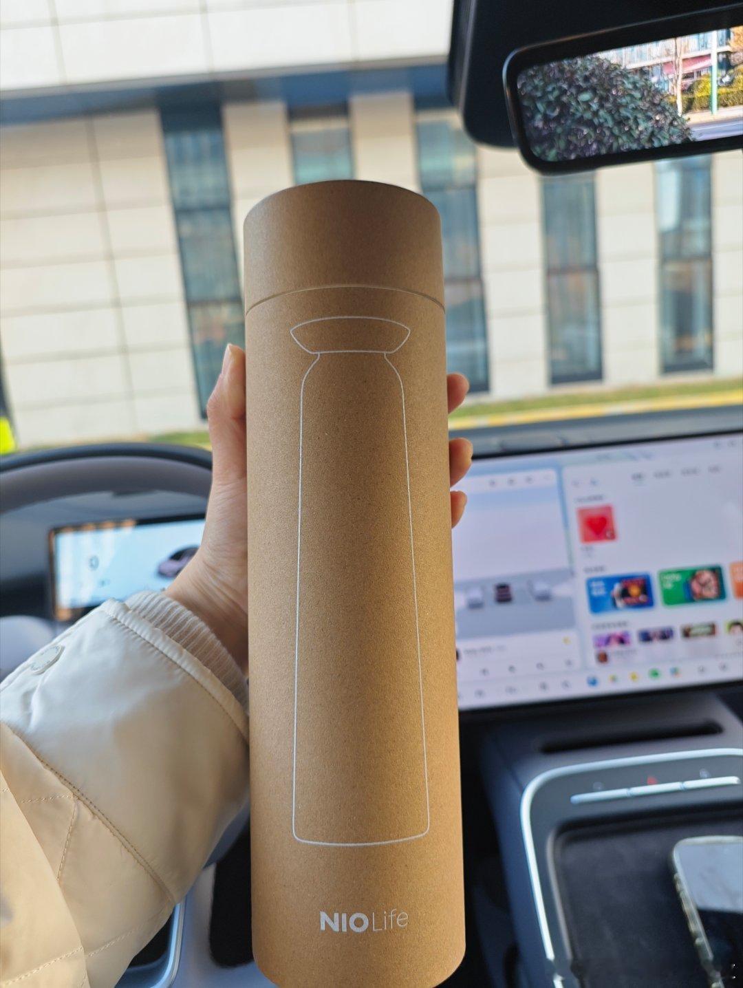 收到了蔚来小伙伴们寄来的新年礼盒春联 台历 新年贺卡和超模杯稍后一个链接把超模杯