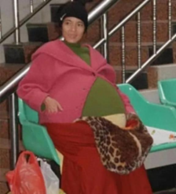 2007年，广东湛江，27岁女子怀着10个月的大肚子，在丈夫和婆婆的陪伴下到医院