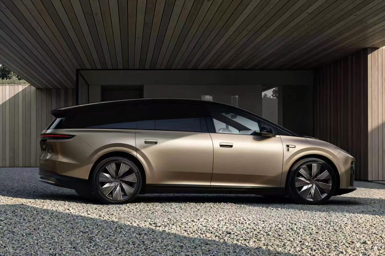 理想 i9 计划 9 月中旬发布，定位纯电旗舰六座 SUV
财报会马东辉把档期锁
