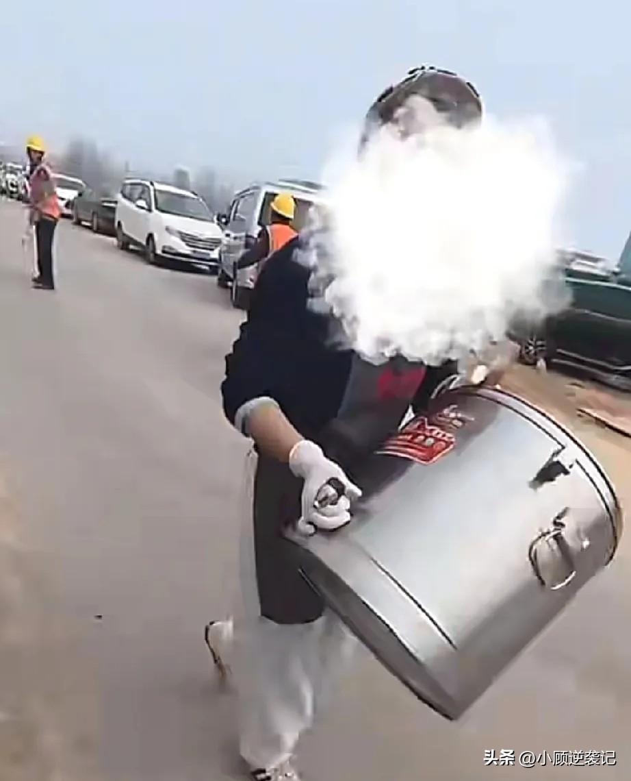 倒饭姐以为自己和包工头关系好，就能阻止别人摆摊的，不让别人卖东西。没想到网友不吃