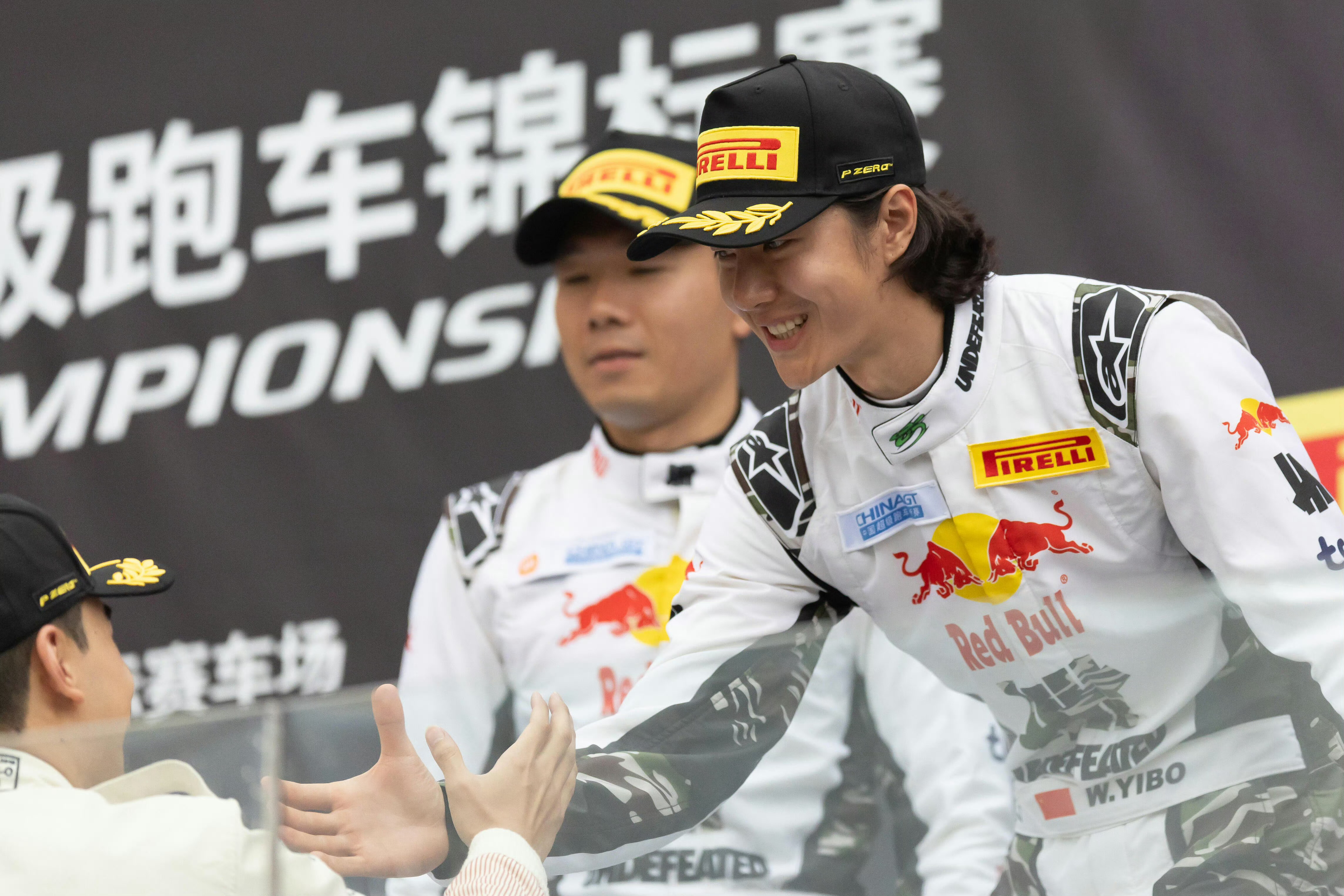排位赛跑出1分37秒133的个人最快圈速。资深车评人指出，王一博实力硬核，这个成