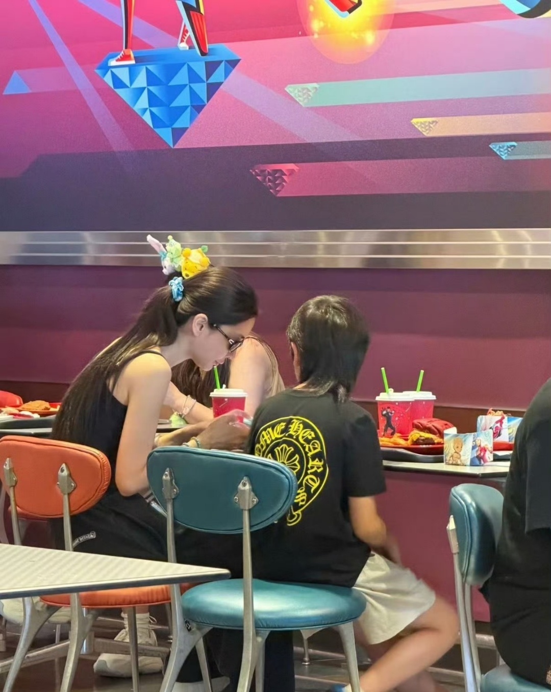 狗仔拍到她出去玩耍吊带美图，杨颖就这样跟女友报备她行程，并说明封面与内容无关，单