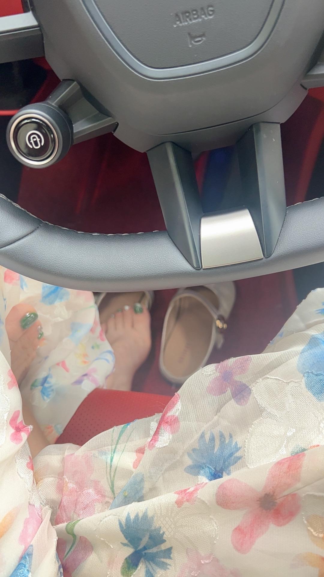 快夸我美甲好看哈哈哈。
