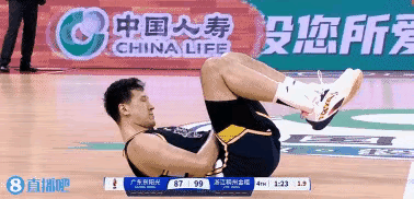 杜润旺好惨啊！和黄荣奇去包夹浙江外援，结果裆部被狠狠踢了一脚。         