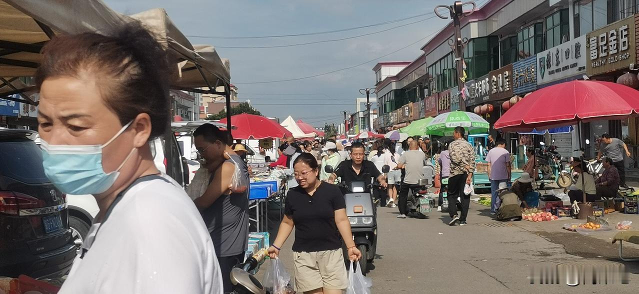 夏日生活打卡季市场上人来人往，各个摊位还是生意红火！