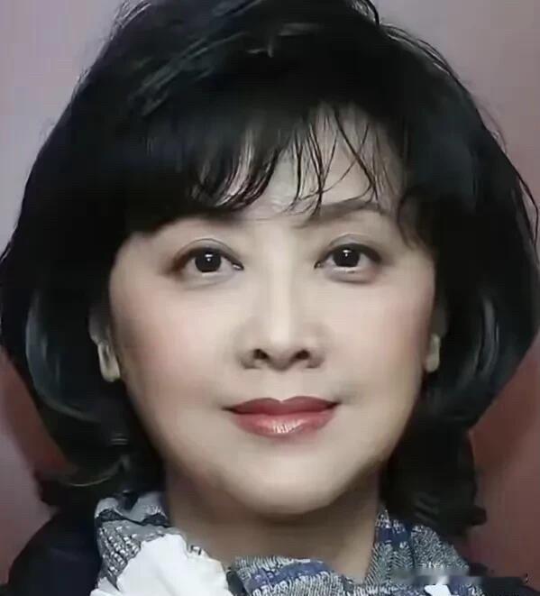 这才是真正意义上的貌美如花，倾国倾城的美人，只要见到过朱琳的，看过西游记里的女儿