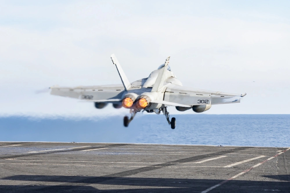 2月15号，发生撞船事故后的美国海军杜鲁门号航母(CVN-75)在地中海进行舰载
