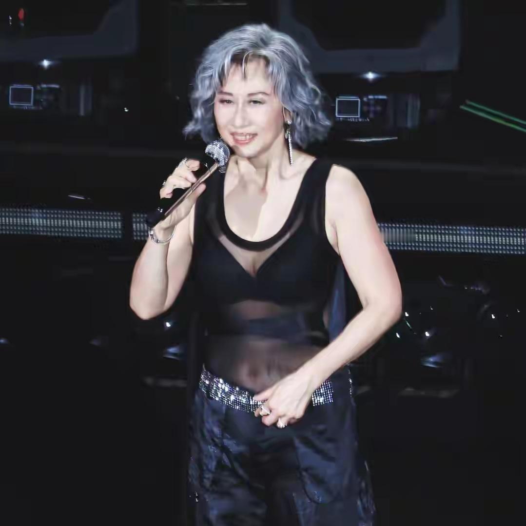 你能想象64岁还穿透视装激情热舞吗？叶倩文在演唱会上就这么干了，活力四射的模样直