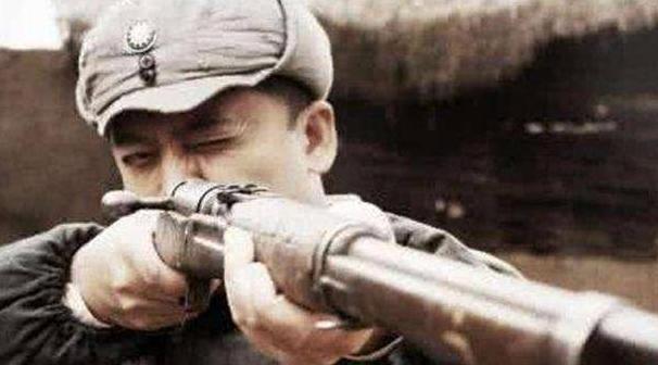 1943年，日军空袭时，18岁战士仰面躲在草丛里，看飞行员探头出来，当敌机距离不