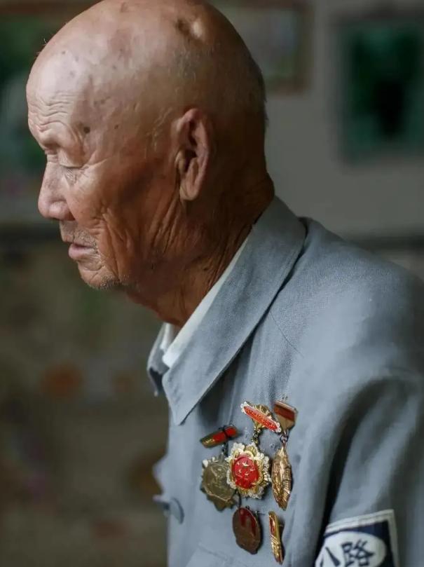 1942年，一个11岁的小叫花子，偷偷来到了日军据点，他趁日军不注意，找到了藏在