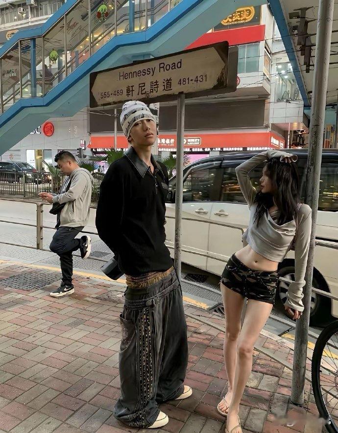 不懂就问！香港的穿搭都这么时尚吗？裤子穿一半 