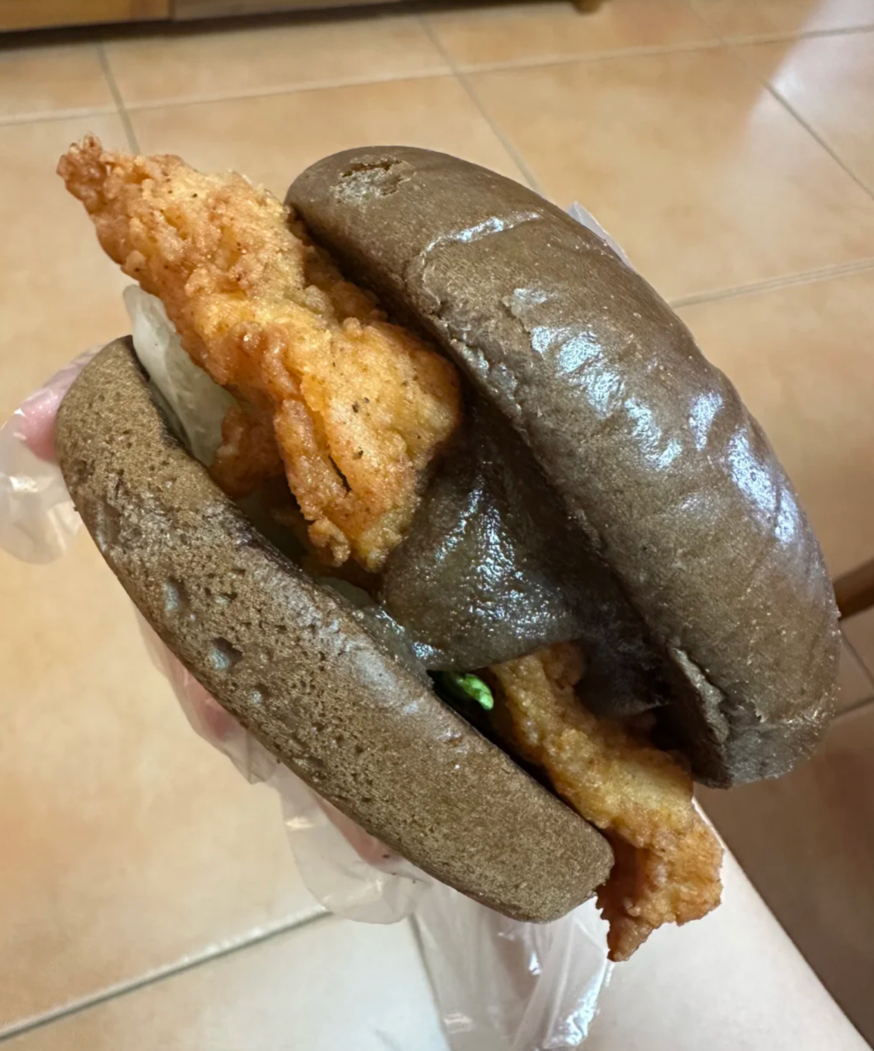 看别人分享的肯德基奥利奥联名汉堡有种一言难尽的感觉 ​​​
