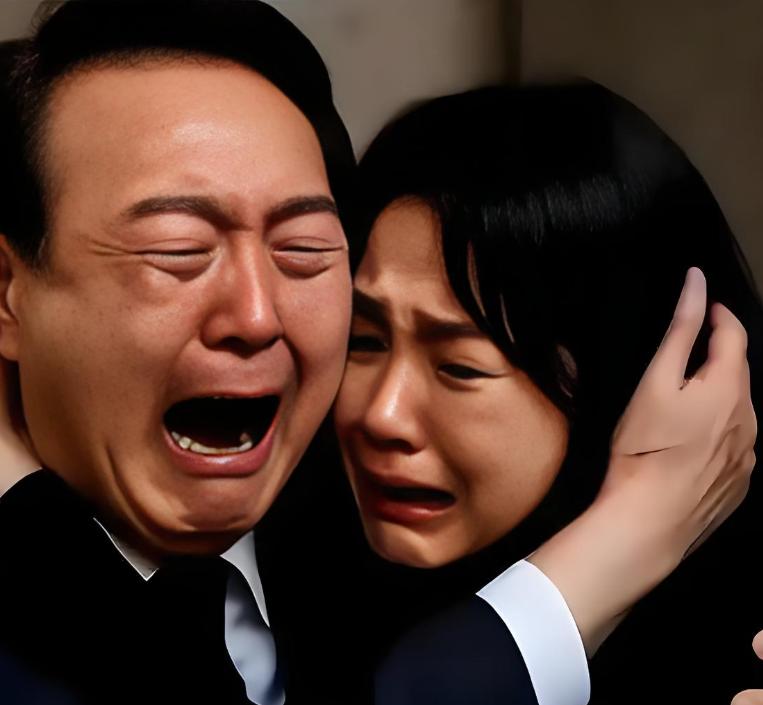 尹锡悦真的是斯文扫地，完全不顾体面了！李在明对尹锡悦太狠了，10个人一起动手，尹