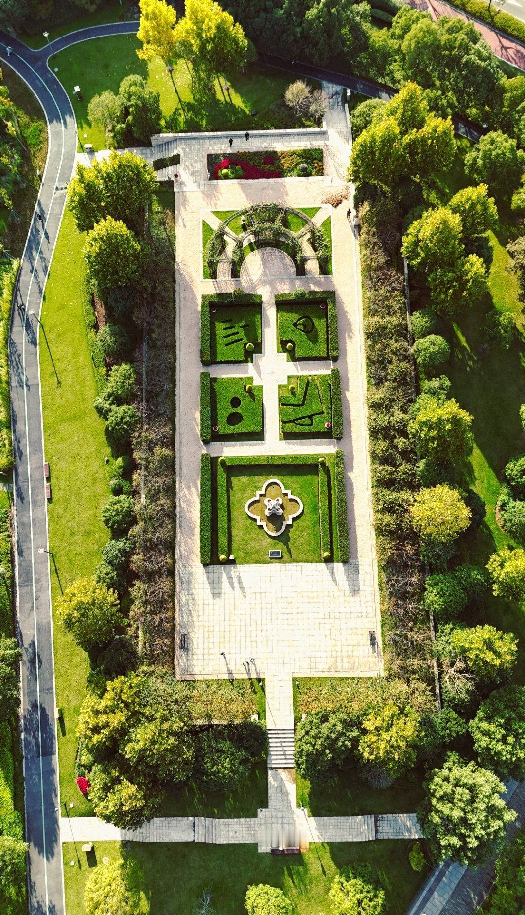 宁波法国园——中国宁波市和法国鲁昂市于1990年正式缔结为国际友好城市，为纪念结