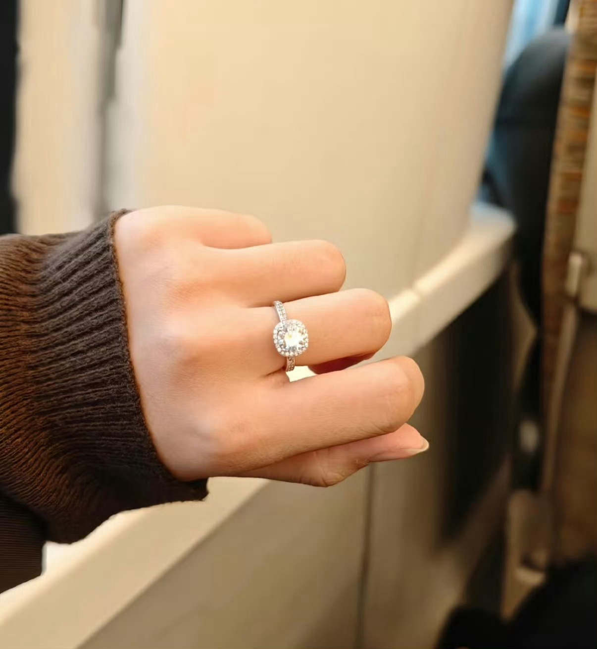 胖东来169元1克拉方糖戒指再上架胖东来小方糖钻戒回归小方糖钻戒终于回归了，每人